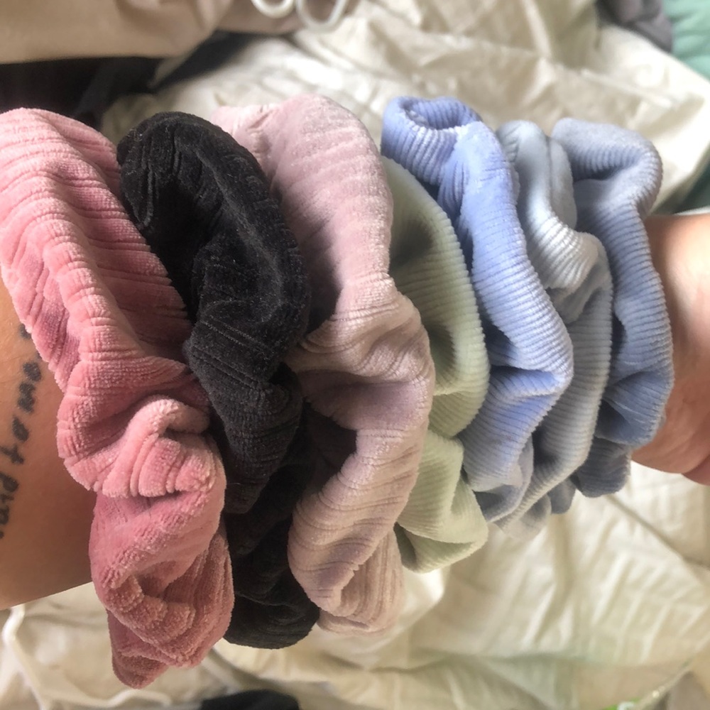 7 Scrunchi Style Hair Ties. 4 medium, 3 large